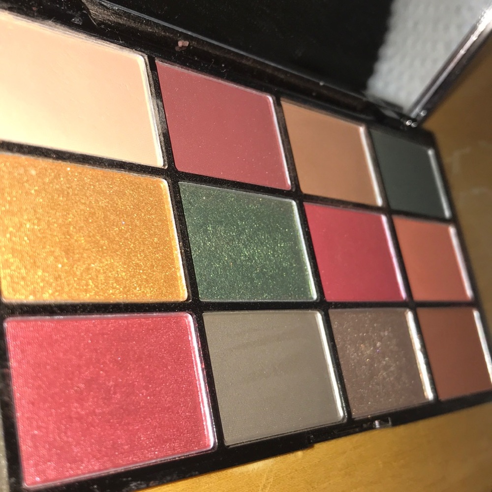NYX EARTH Eyeshadow Palette - Picture 3 of 5